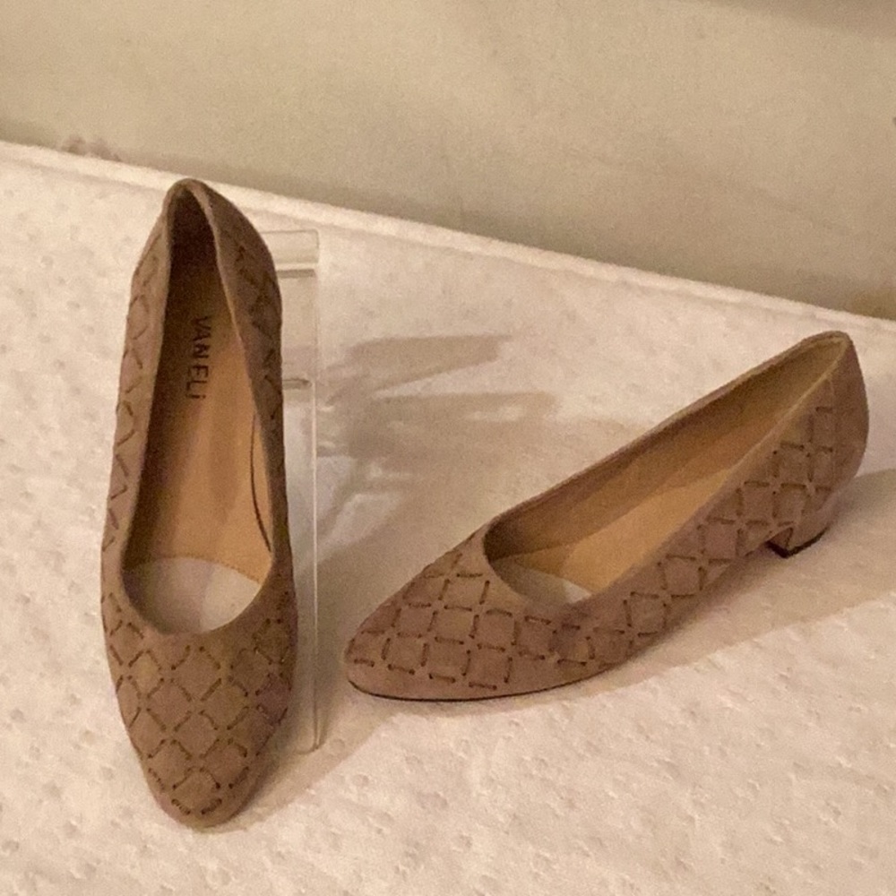 VANELI light brown suede with interlaced golden tone chain and low heels # 7 N
